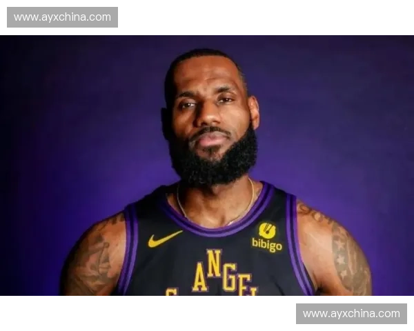 詹姆斯41岁转型无球角色，雷迪克盛赞其比赛阅读能力